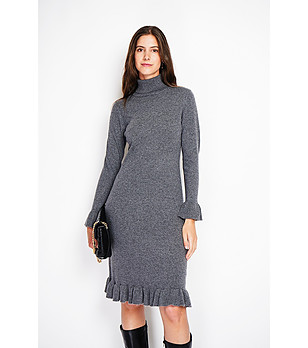 Рокля в бордо с къдрички снимка