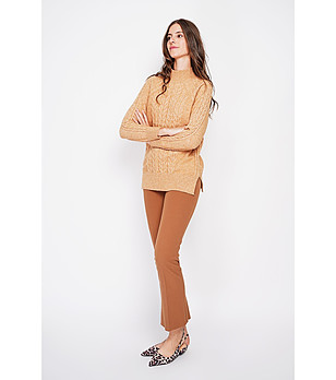 Дамски пуловер в бежово с плетеници снимка