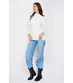 Дамски пуловер в цвят крем с плетеници снимка