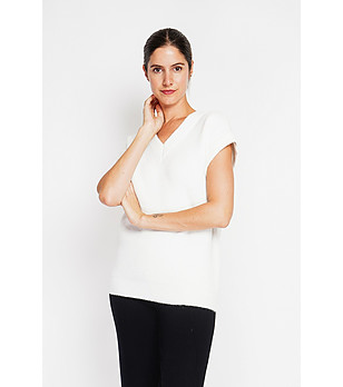 Дамски пуловер без ръкави в цвят крем снимка