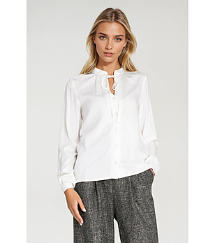 Дамска риза в екрю снимка