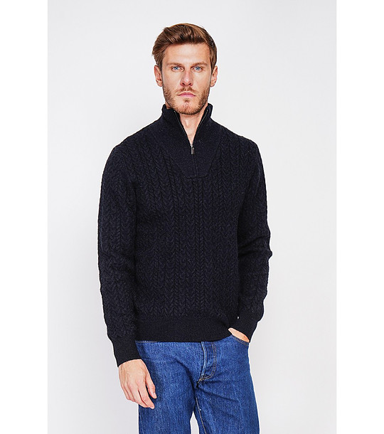 Мъжки пуловер с плетеници в черно снимка