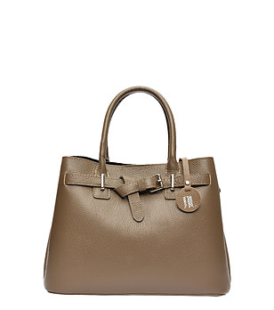 Дамска кожена чанта в цвят таупе снимка