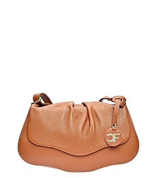 Дамска кожена чанта в цвят коняк Tola снимка