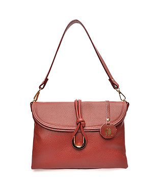 Кожена червена чанта с капак снимка