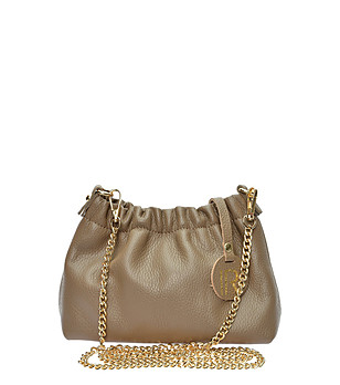 Дамска чанта в таупе от естествена кожа с верижка снимка