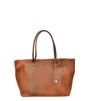 Кожена чанта в кафяво с релеф снимка