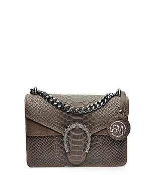 Кафява дамска чанта през рамо със змийски  релеф снимка