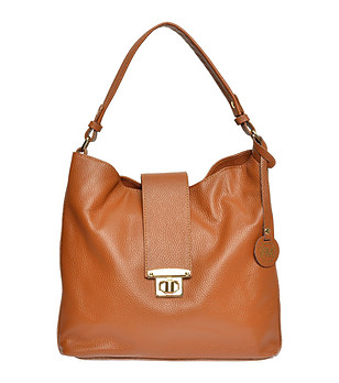 Дамска кожена чанта в цвят коняк снимка