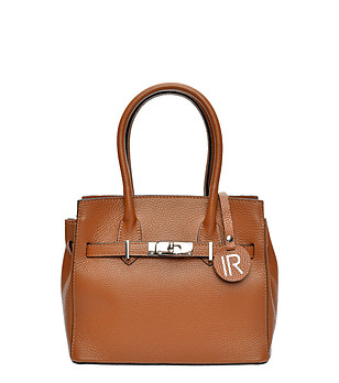 Кожена дамска чанта в цвят коняк снимка