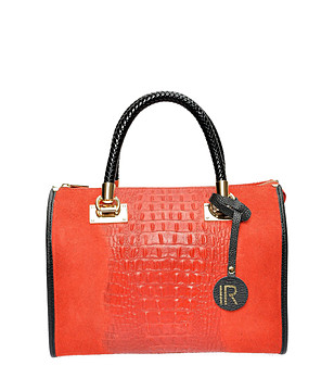 Червена кожена чанта с кроко релеф снимка