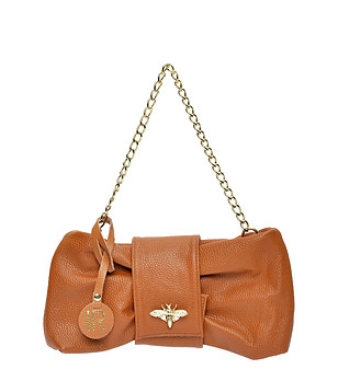 Дамска кожена чанта в цвят камел тип пеперуда Karimа снимка