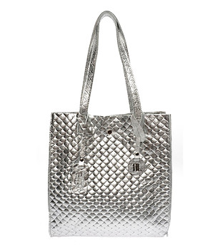 Сребриста дамска чанта от естествена кожа снимка