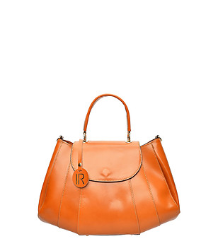 Дамска чанта в цвят коняк от естествена кожа с нестандартна форма снимка