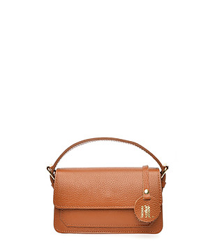 Кожена чанта в цвят коняк с верижка снимка