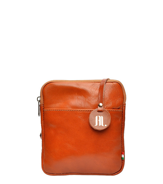 Кожена чанта през рамо в цвят коняк снимка