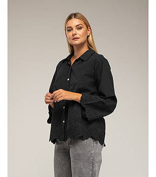 Черна оversize дамска памучна риза с английска бродерия снимка