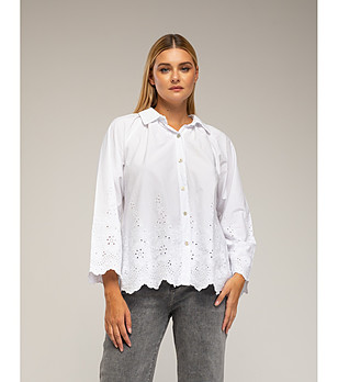 Бяла оversize дамска памучна риза с английска бродерия снимка