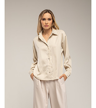 Бежова дамска риза снимка