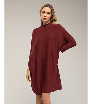 Рокля в бургунд от фино плетиво снимка