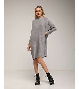 Рокля в сиво о фино плетиво снимка