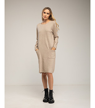 Бежова рокля с джобове снимка