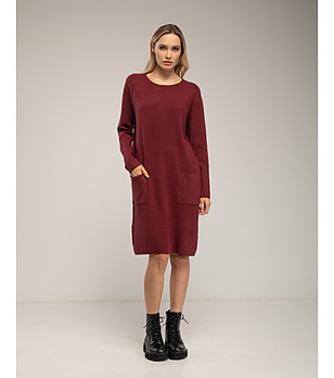 Рокля в бургунд с джобове снимка