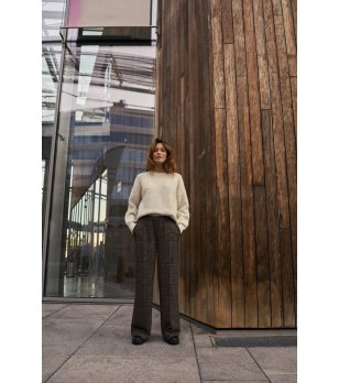 Дамски кафяв кариран панталон снимка