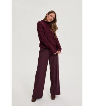 Дамски панталон в бургунд с колан снимка