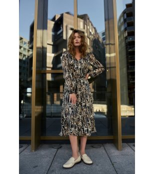 Черна рокля с принт в бежово и кафяво снимка