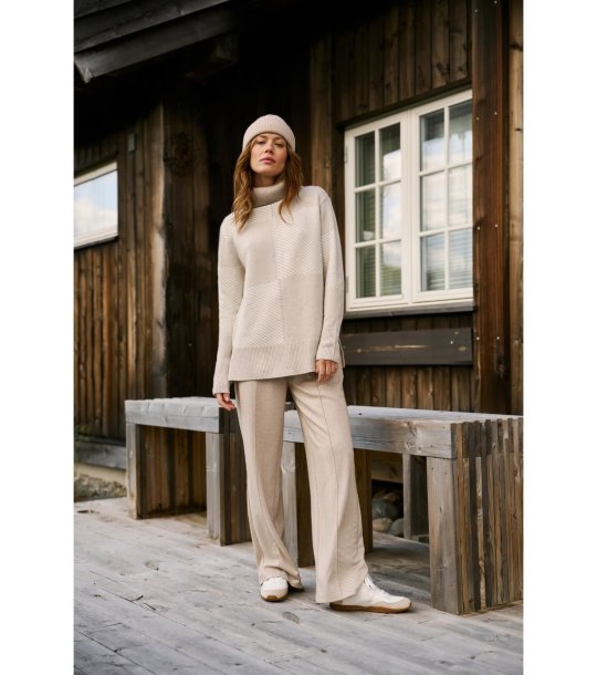 Дамски панталони в светлобежово снимка