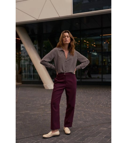 Дамски панталон в бордо снимка