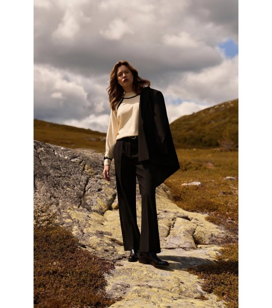 Черен дамски панталон снимка