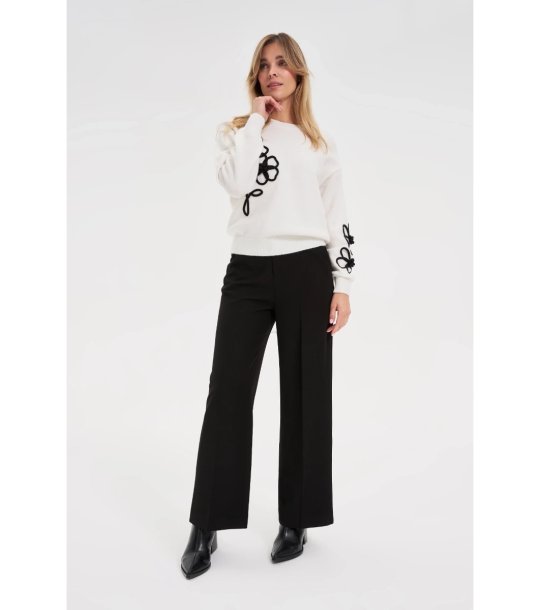 Дамски черни панталони с декорация снимка