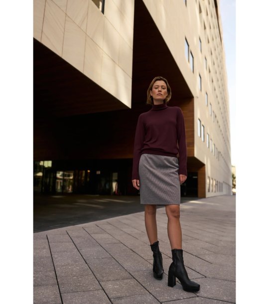 Дамски пуловер с поло яка в бургунд снимка