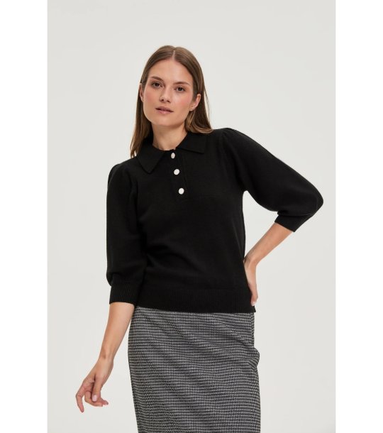 Дамски черен пуловер с къси ръкави и яка снимка