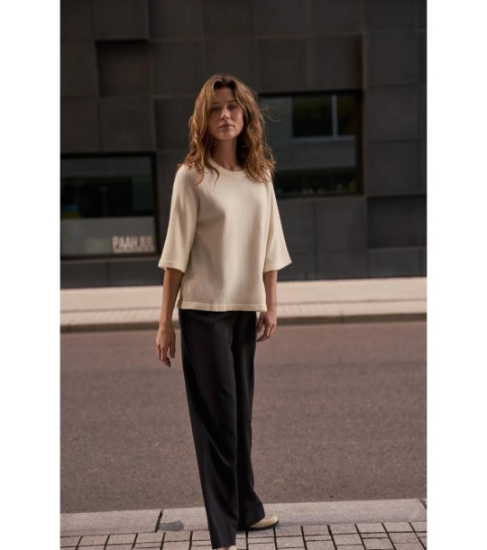 Дамски пуловер в цвят слонова кост снимка