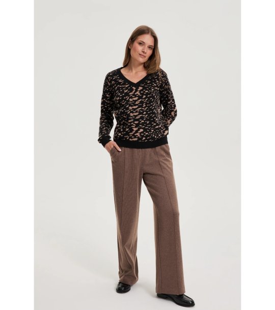 Дамски пуловер в черно и кафяво снимка