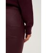 Дамски слим панталон в бордо-4 снимка
