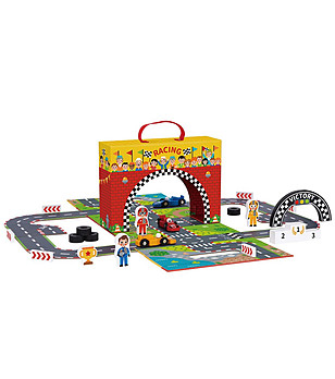 Дървена писта с колички в куфар снимка