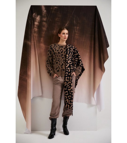 Дамски пуловер в кафяво и черно с леопардов мотив снимка