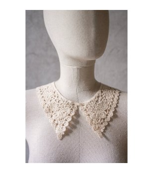 Светлобежова ажурна яка на една кука COLETTE снимка