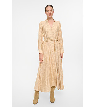 Бежова рокля с принт и колан снимка