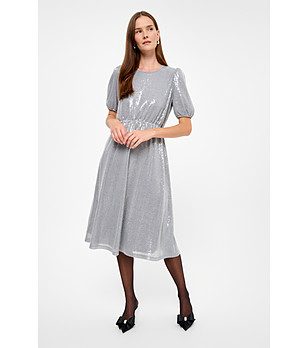 Сребриста рокля миди с пайети и обемни ръкави снимка