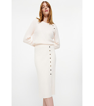 Дамски пуловер екрю с копчета на рамото снимка