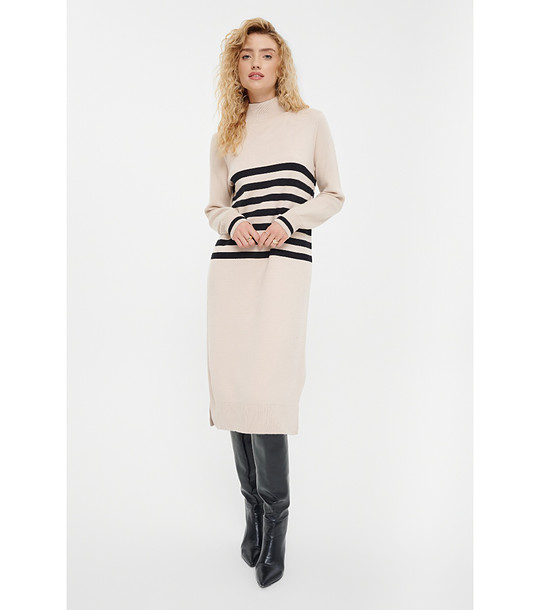 Бежова дълга плетена рокля на черни райета снимка