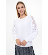 Бял пуловер с дантелени панели на ръкавите-3 снимка