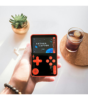 Мини конзола с ретро игри снимка