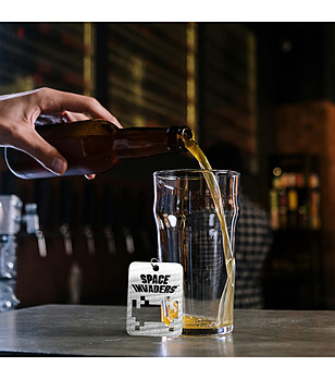 Сребриста отварачка SPACE INVADERS с пикселен силует снимка