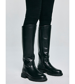 Дамски ботуши в черно от естествена кожа снимка